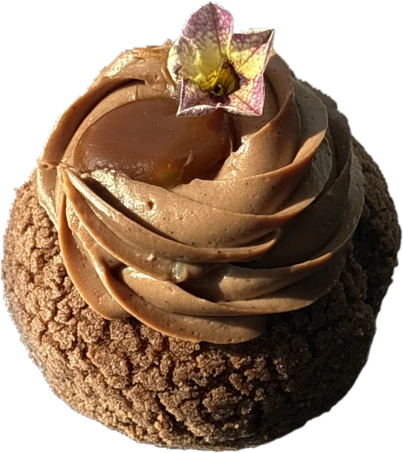 Choux de cacao cu cremă de ciocolată belgiană, banane caramelizate și floare comestibilă