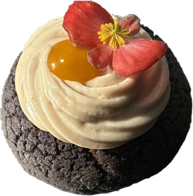 Choux cu craquelin violet, namelaka de cocos și piure de mango cu fructul pasiunii, decorat cu petale roșii